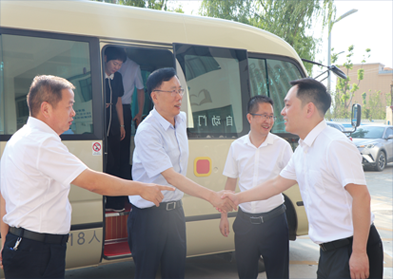 省政協(xié)副主席魏增軍一行青創(chuàng)協(xié)會委員工作室調(diào)研指導(dǎo)工作。安康市政協(xié)主席周建功、安康市委常委、副市長陳暉陪同調(diào)研