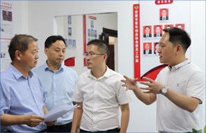 安康市政協(xié)黨組書記、主席調(diào)研指導(dǎo)青創(chuàng)協(xié)會委員工作室，市政協(xié)委員、公司總經(jīng)理李德奎做匯報介紹