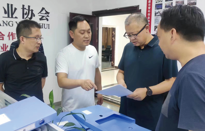 安康市政協(xié)秘書長丁關(guān)軍，副秘 書長、辦公室主任蔣軍調(diào)研指導(dǎo)青 創(chuàng)協(xié)會委員工作室，市政協(xié)委員、 公司總經(jīng)理李德奎做匯報介紹