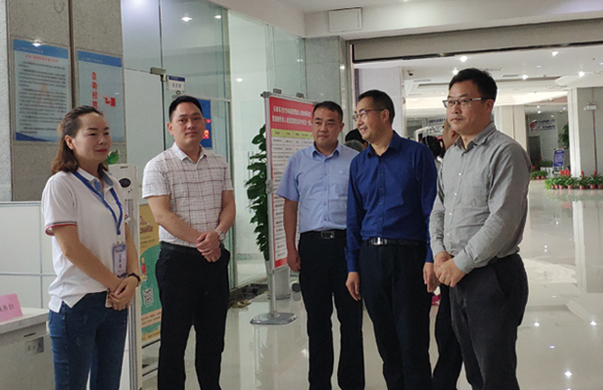 市創(chuàng)業(yè)就業(yè)服務(wù)中心心任謝光 運(yùn)、市殘聯(lián)理事長王懷忠指導(dǎo) 公司承辦的殘疾人專場招聘會